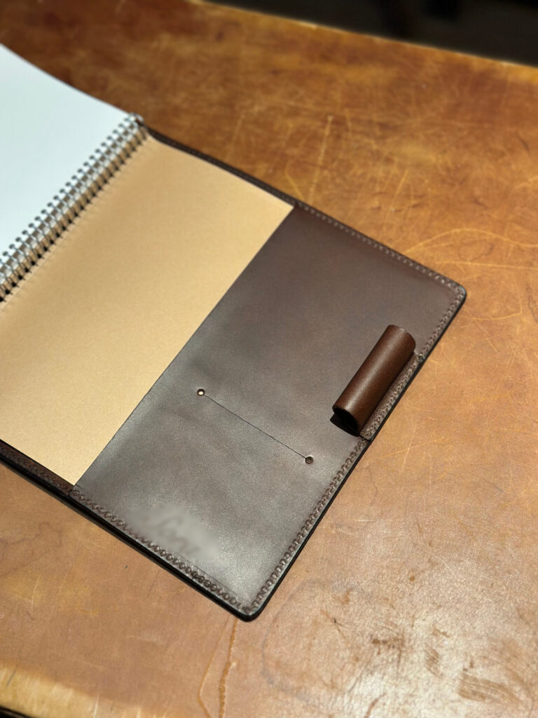 中面右側はカードが差し込める切り込みを設けました。下部にはレーザー名入れも実施。