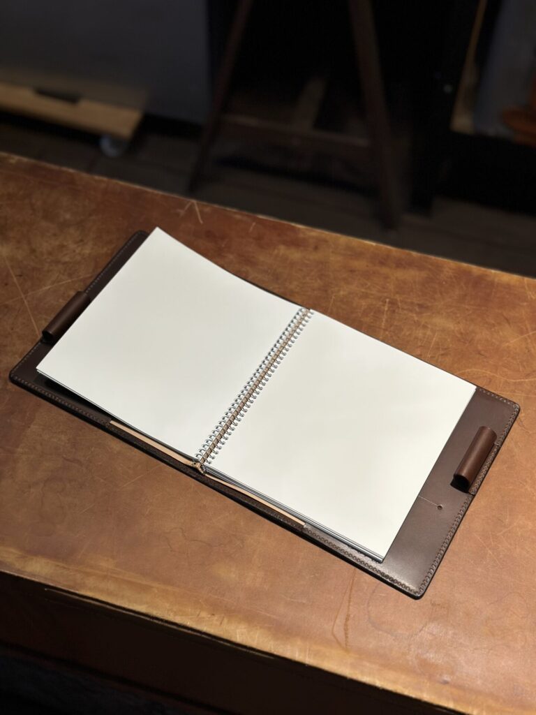 開けた状態。右側のページに書き込むということで、膨らみのある替え芯ホルダーは左側に作りました。