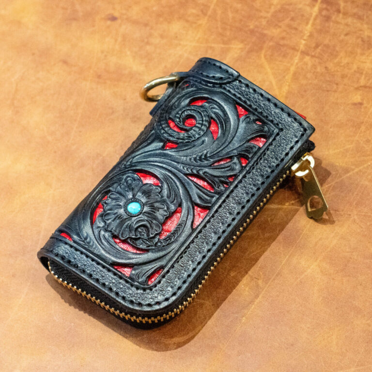 GROUND Filigree:ブラックの牛革とレッドの蛇革の透かし彫り